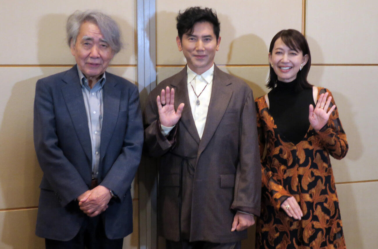 朗読劇「たとへば君　四十年の恋歌」合同取材会で。左から、永田和宏氏、本木雅弘、森口瑶子