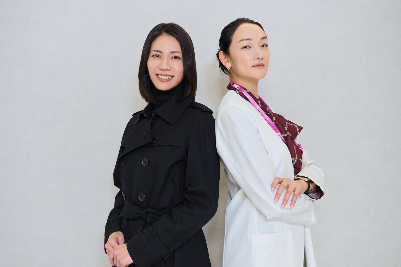 テレビ朝日系「アナログナース～デジタルってなんなんだよ！？～」で共演する松下奈緒（左）、冨永愛