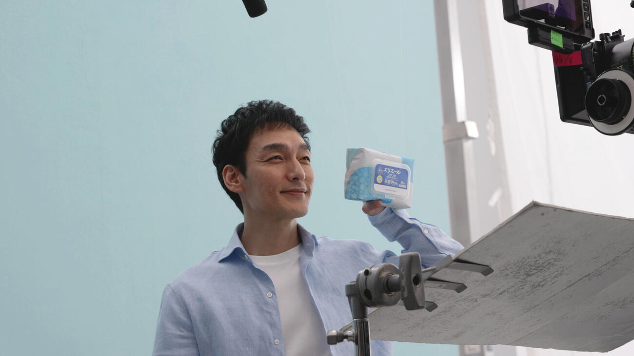 「エリエールフタつきウエットティシュー」新TVCM「エリエールフタつきウエットティシューで、ちょっと楽する」篇メイキングの様子