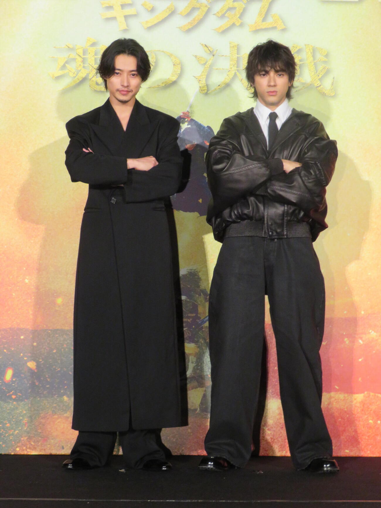 映画「キングダム　魂の決戦」超特大ヒット御礼舞台あいさつに登壇した山﨑賢人（左）と山田裕貴（撮影・村上幸将）