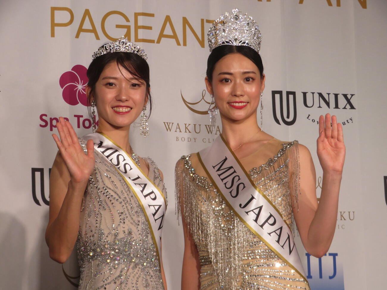 「2026ミス・ジャパン」日本大会でミス・ジャパンのグランプリに輝いた中村彩乃さん（右）とミス・ジャパン・プレミアムの大場雪乃さん（撮影・川田和博）
