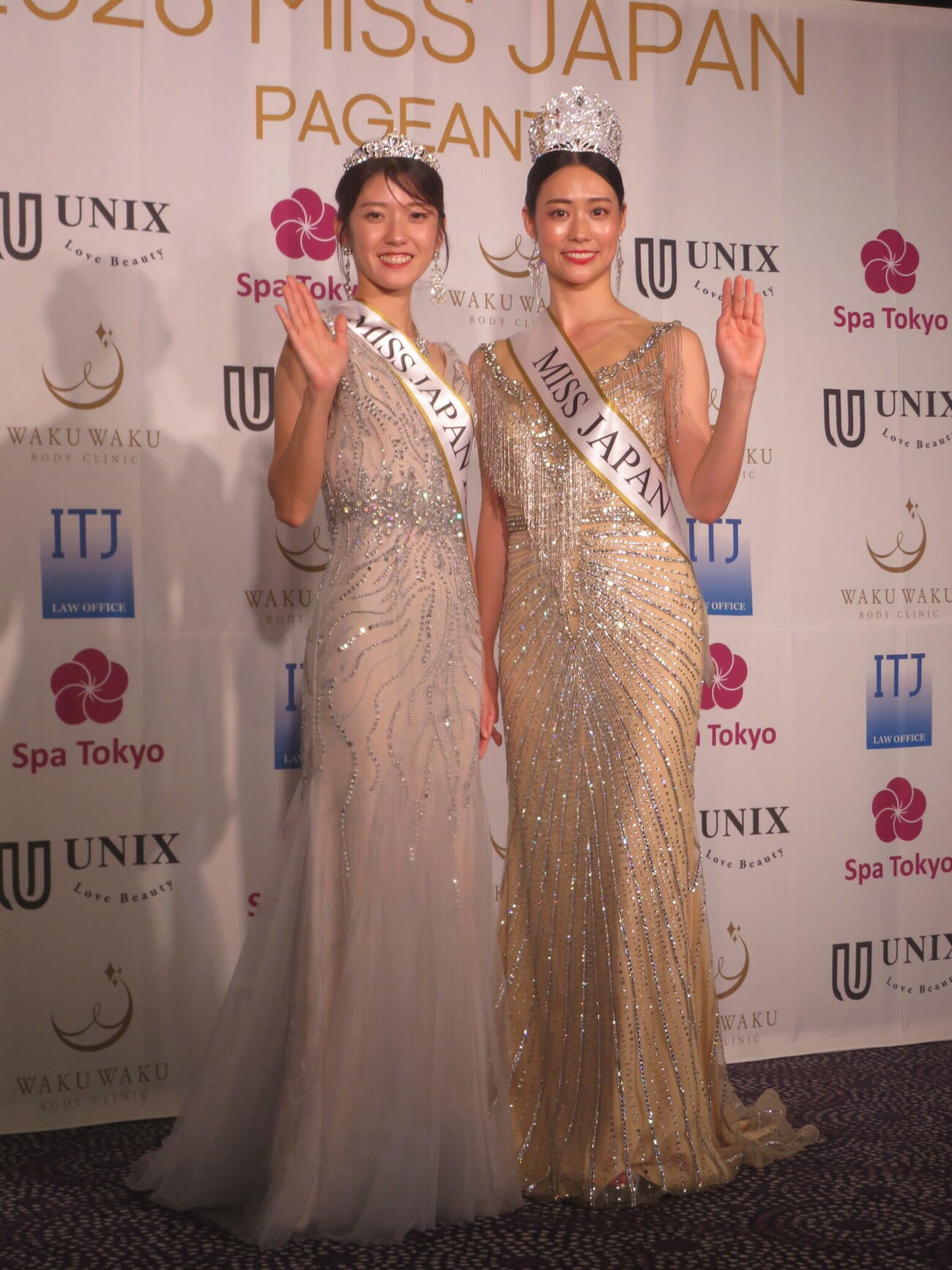 「2026ミス・ジャパン」日本大会でミス・ジャパンのグランプリに輝いた中村彩乃さん（右）とミス・ジャパン・プレミアムの大場雪乃さん（撮影・川田和博）