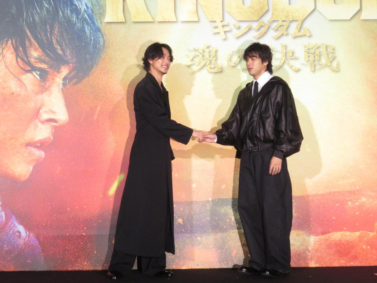 映画「キングダム　魂の決戦」超特大ヒット御礼舞台あいさつで握手する山﨑賢人（左）と山田裕貴（撮影・村上幸将）