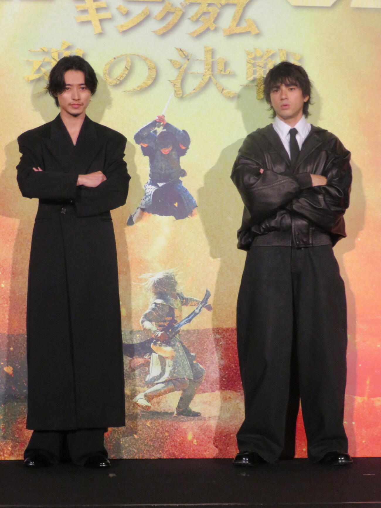 映画「キングダム　魂の決戦」超特大ヒット御礼舞台あいさつに登壇した山﨑賢人（左）と山田裕貴（撮影・村上幸将）