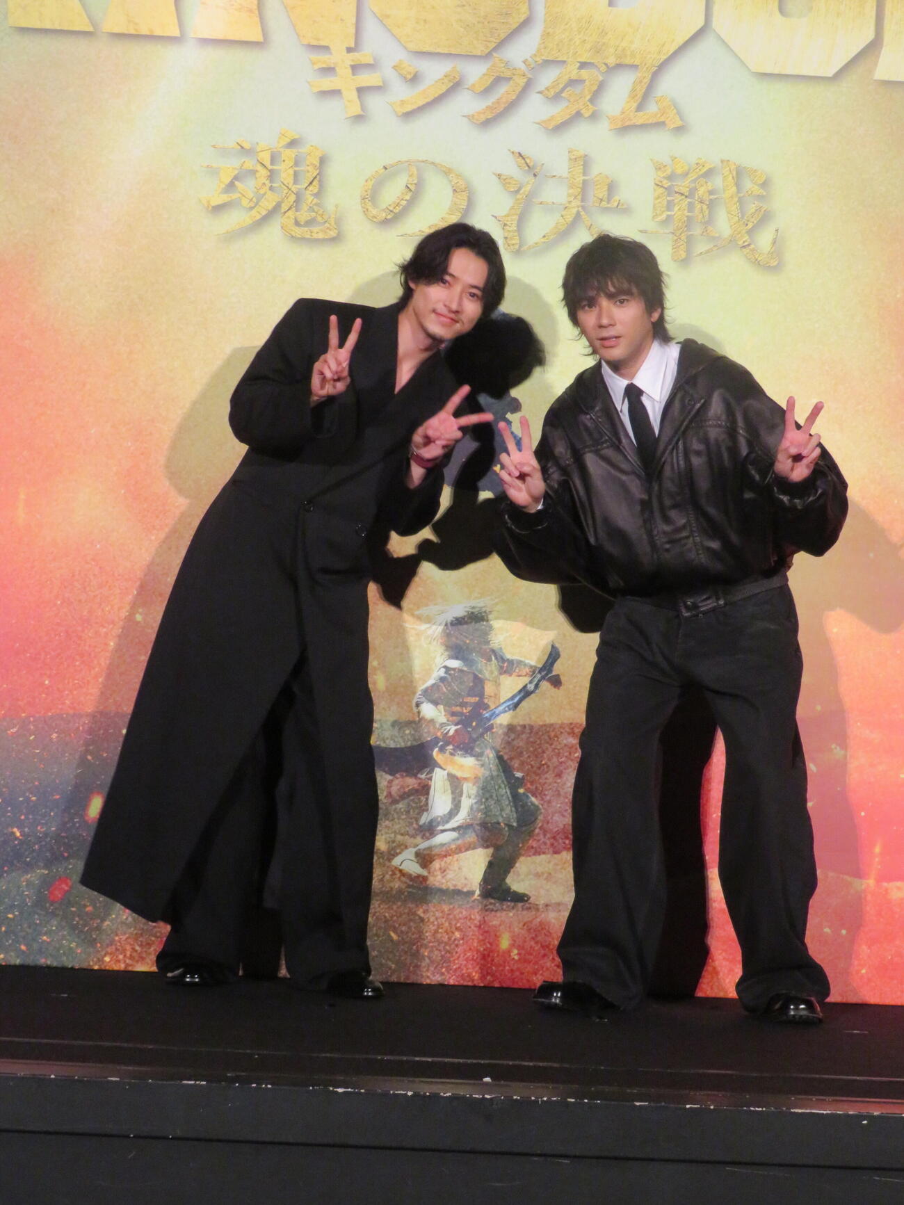 映画「キングダム　魂の決戦」超特大ヒット御礼舞台あいさつに登壇した山﨑賢人（左）と山田裕貴（撮影・村上幸将）