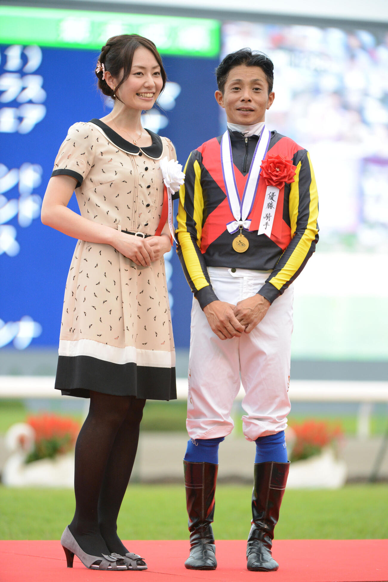 12年秋華賞、プレゼンターの谷桃子（左）と記念撮影に納まる岩田康誠騎手