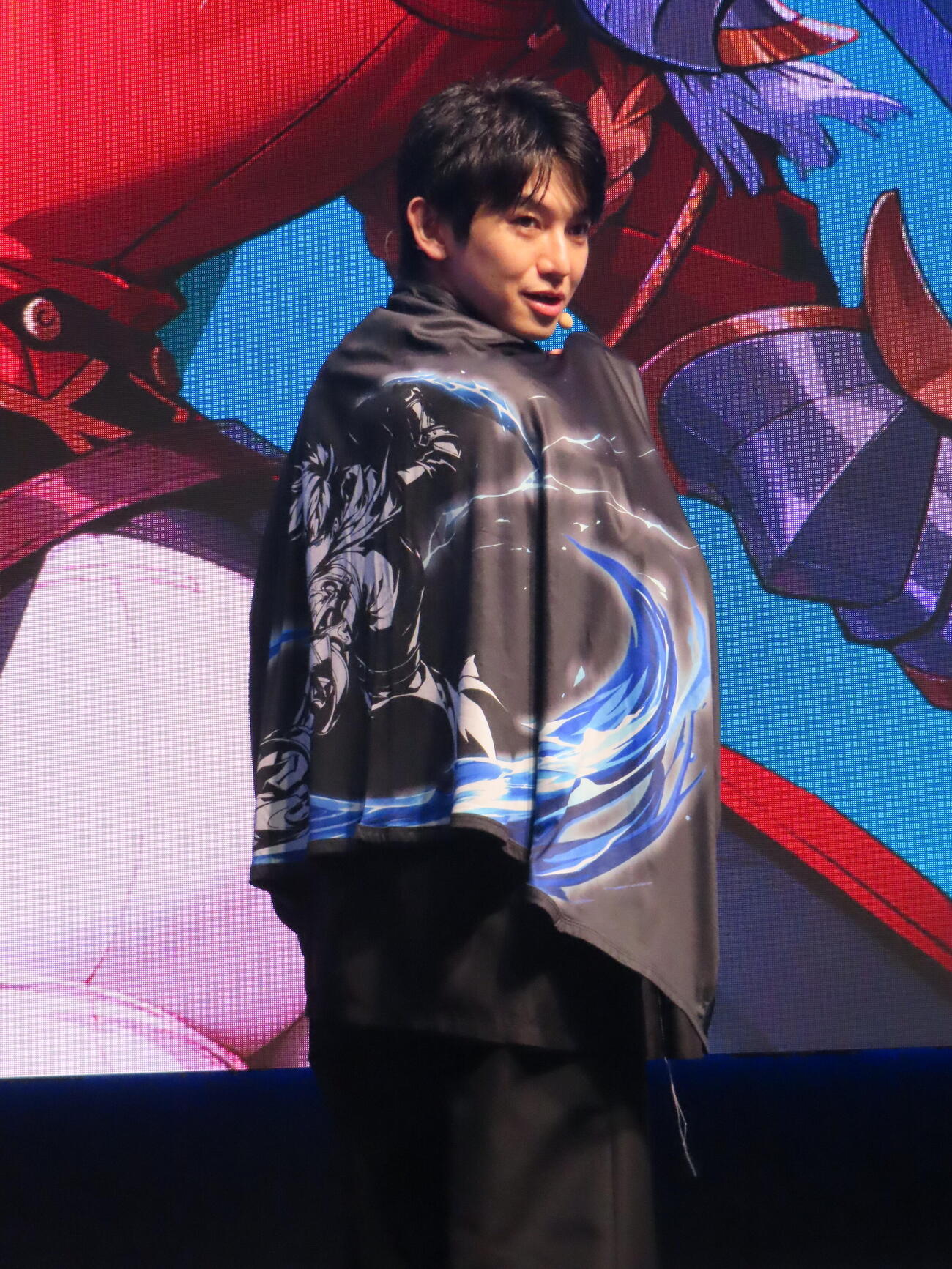 東京ゲームショウ2026でマントを羽織る本郷奏多（撮影・鎌田良美）