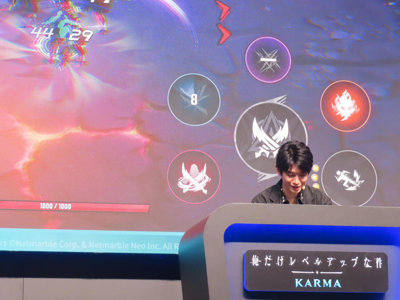 東京ゲームショウ2026でゲームをプレーする本郷奏多（撮影・鎌田良美）