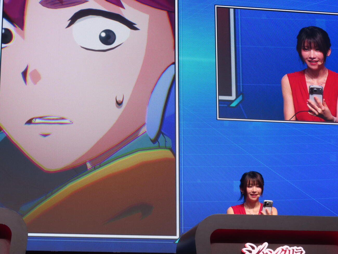 東京ゲームショウ2026でゲームをプレーするえなこ（撮影・鎌田良美）
