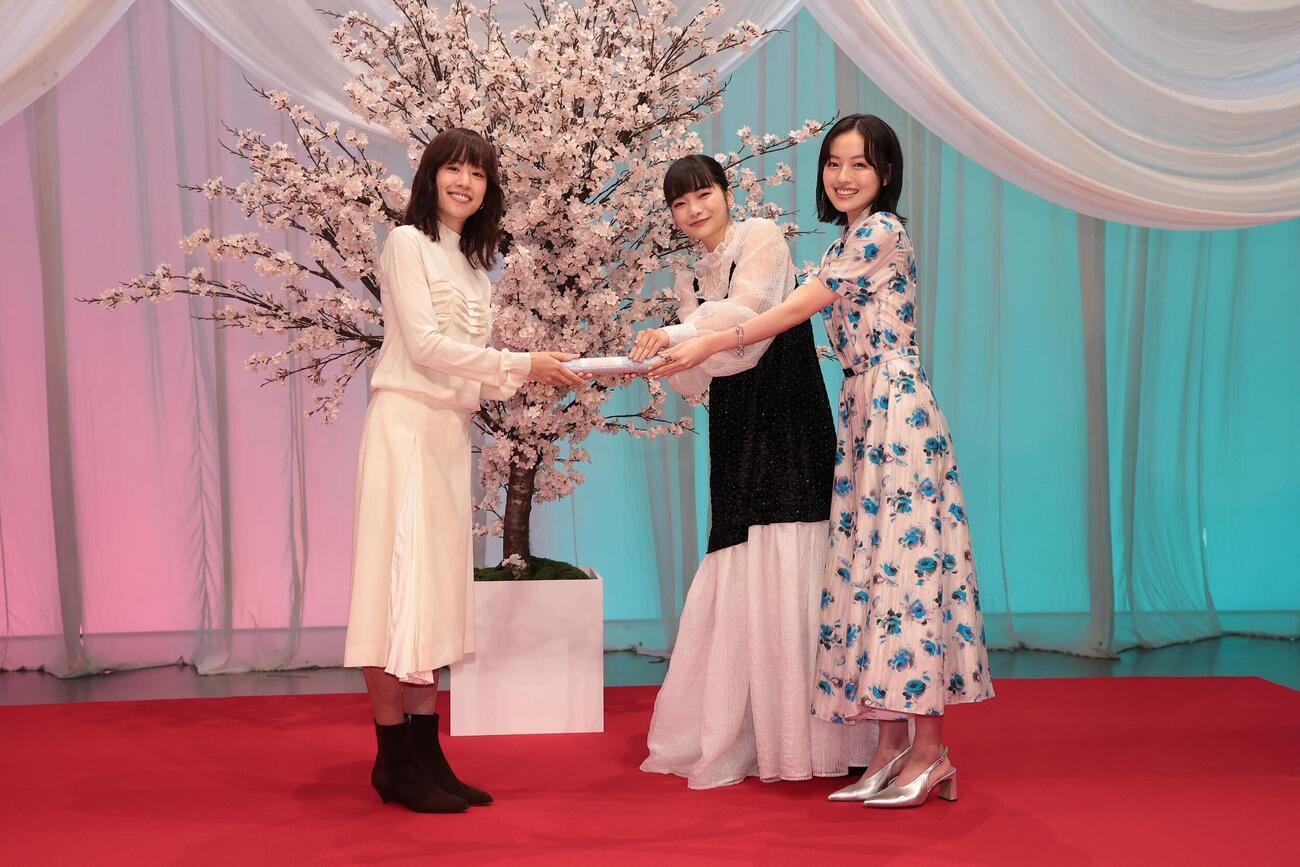 「風、薫る」主人公を演じる上坂樹里（右）見上愛（中央）からバトンを手渡された「ブラッサム」主人公の石橋静河（C）NHK