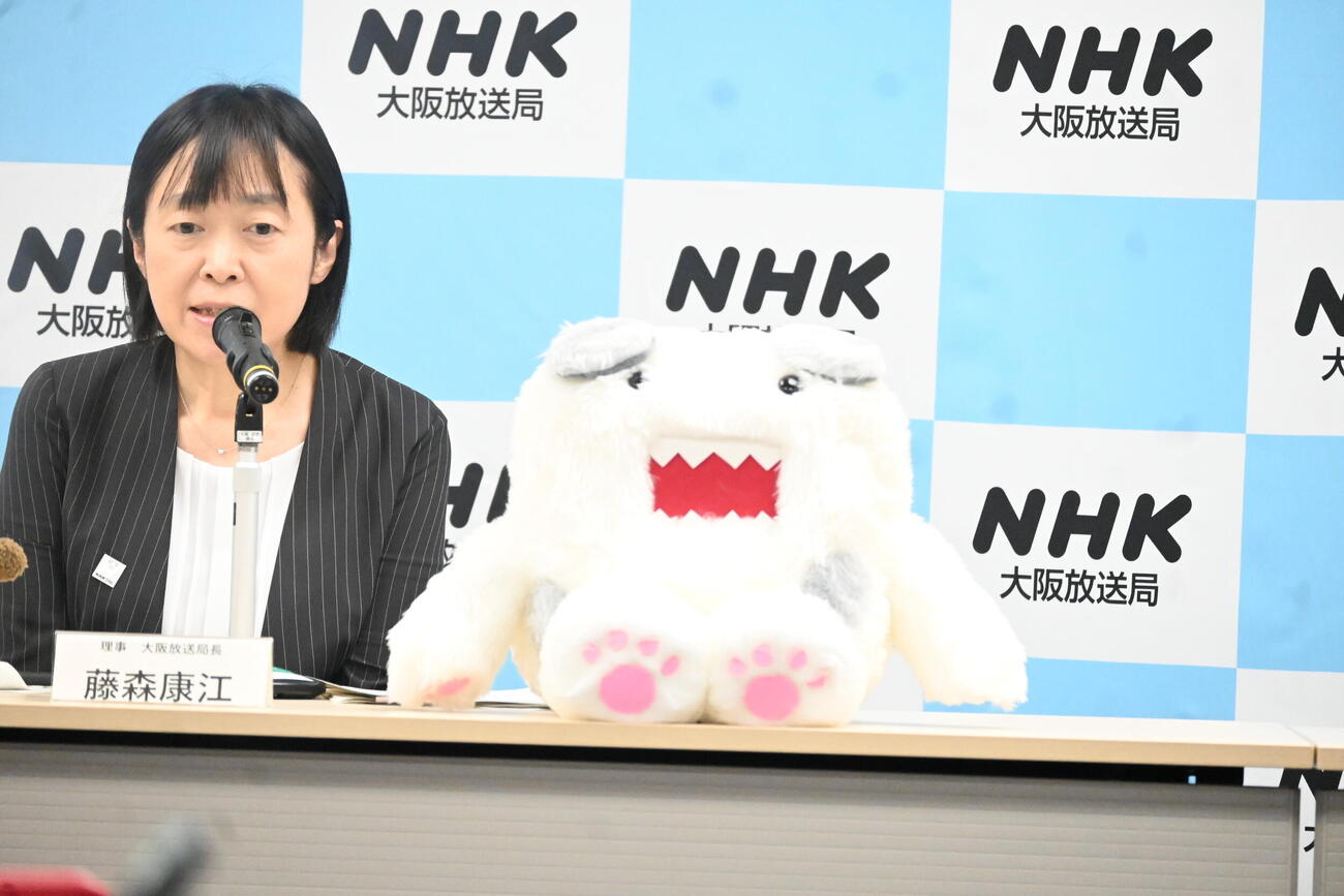 大阪市内で局長会見を行ったNHK大阪放送局藤森康江局長（撮影・松浦隆司）