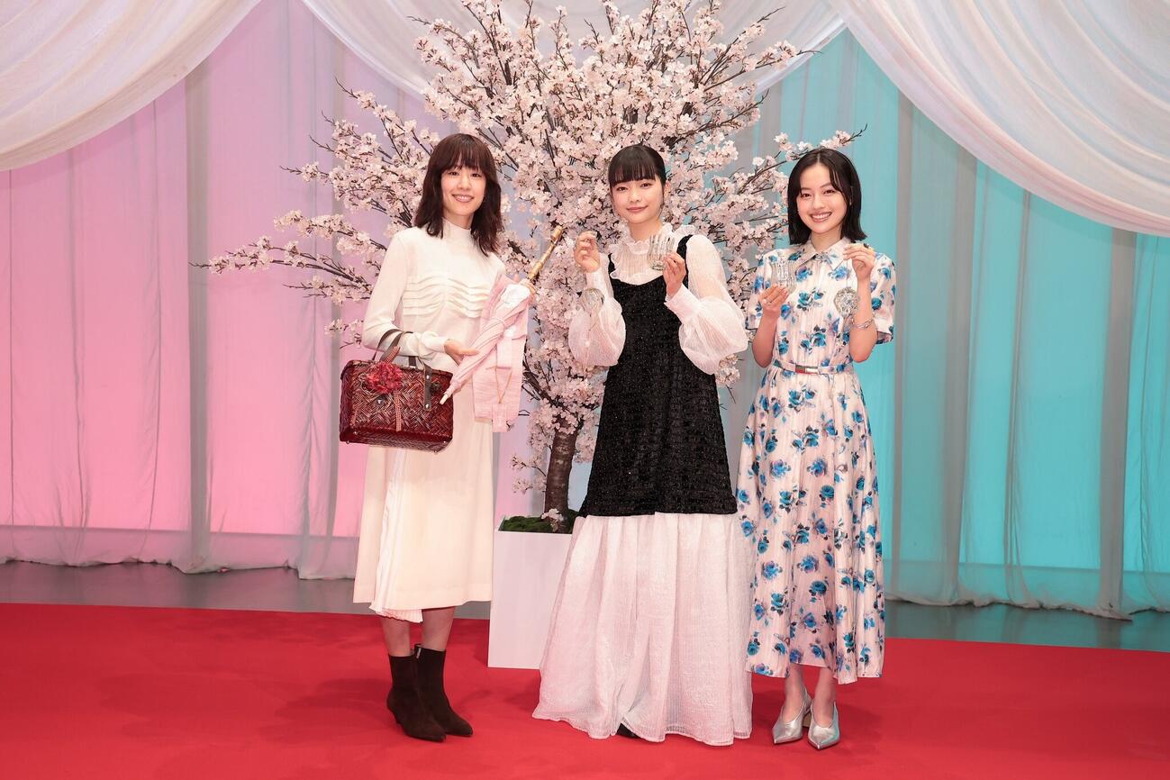 「風、薫る」主人公を演じる上坂樹里（右）見上愛（中央）、「ブラッサム」主人公の石橋静河（C）NHK