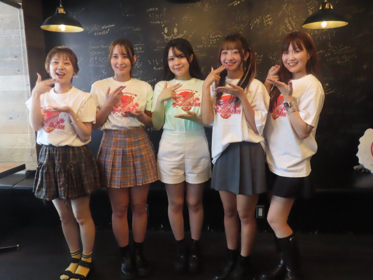 ラーメンJAPAN47発表会見に出席した、左から桜月真依、桜木唯衣、杏珠、優美、藤田早希