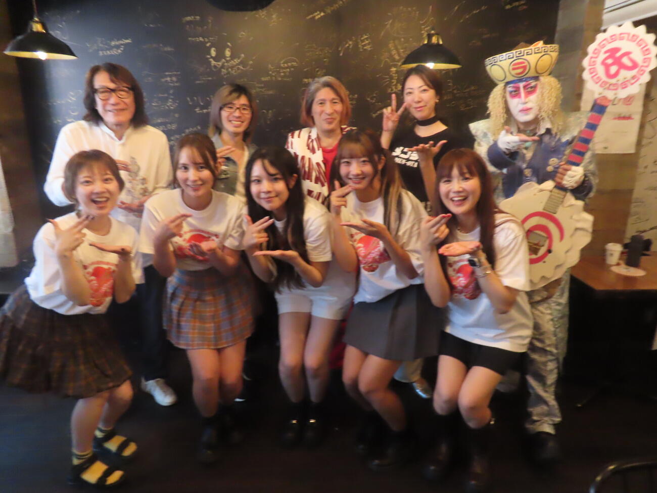 ラーメンJAPAN47発表会見に出席した、前列左から桜月真依、桜木唯衣、杏珠、優美、藤田早希、後列左から矢沢透、梅崎章宏、梅崎俊春、森本聡子、氏神一番