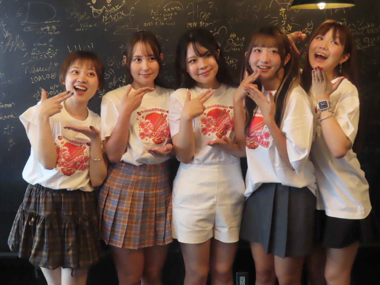 ラーメンJAPAN47発表会見に出席した、左から桜月真依、桜木唯衣、杏珠、優美、藤田早希