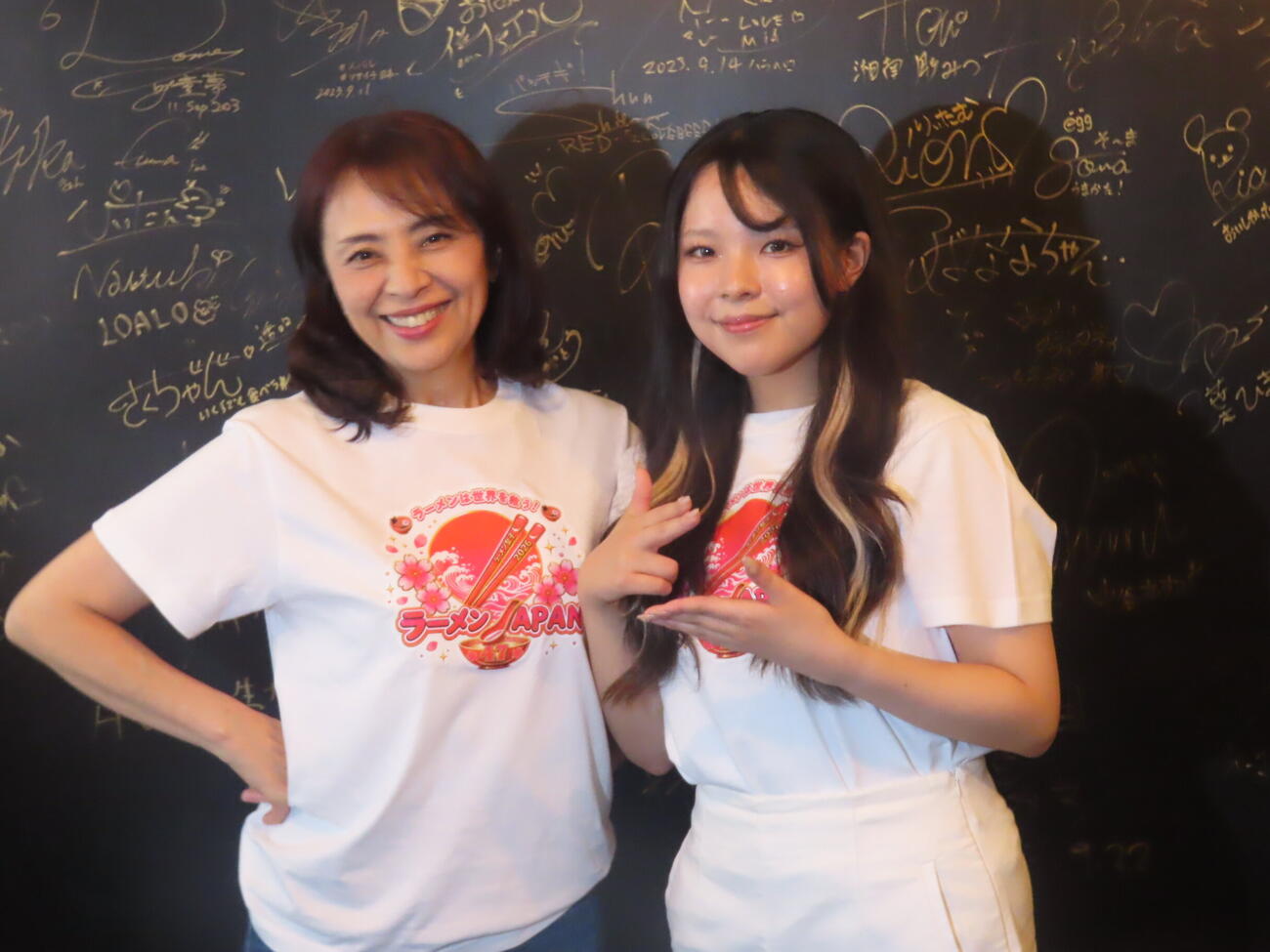 玉利かおる（左）と長女のラーメンJAPAN47の杏珠