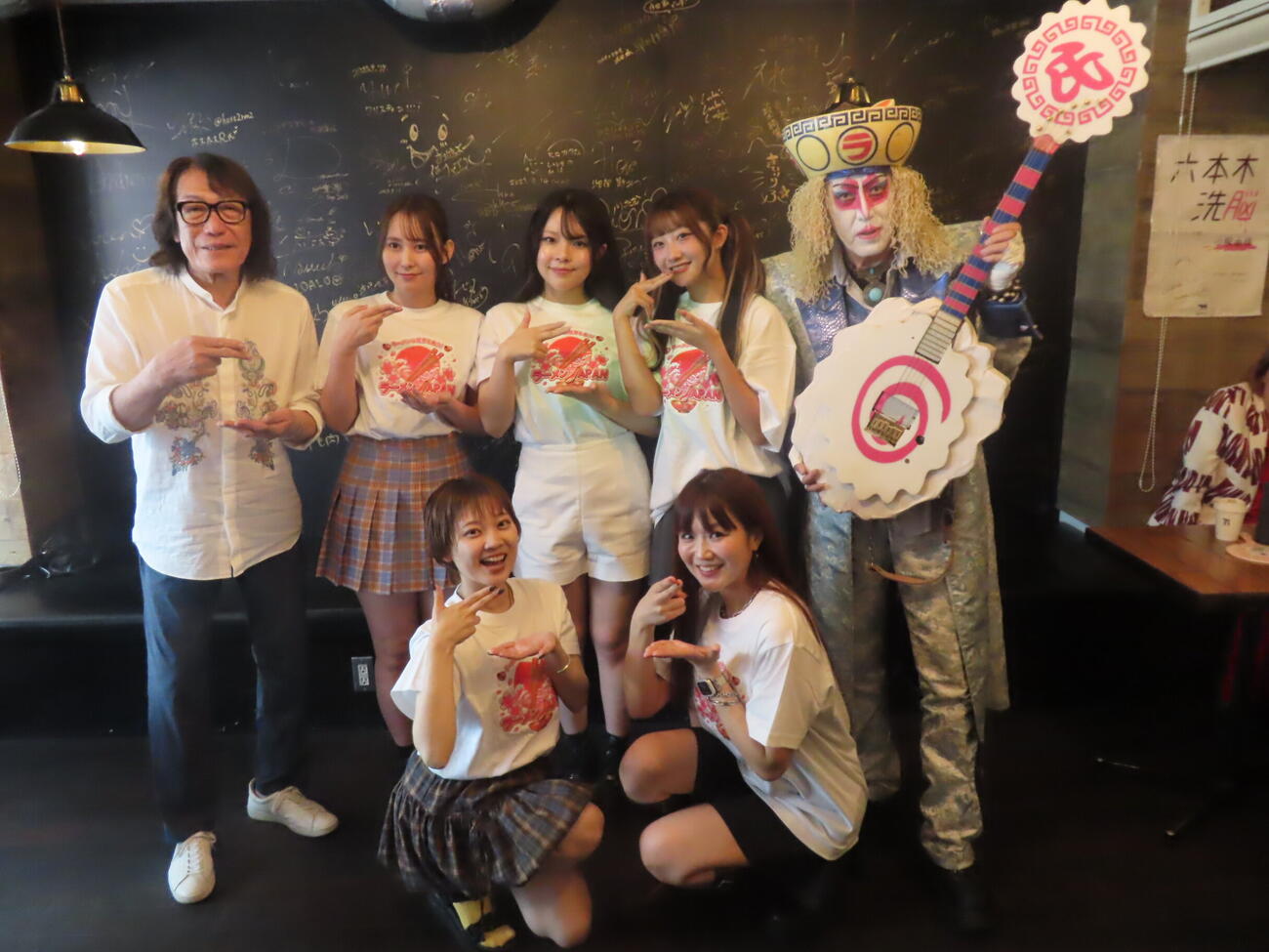 ラーメンJAPAN47発表会見に出席した、前列左から桜月真依、藤田早希、後列左から矢沢透、桜木唯衣、杏珠、優美、氏神一番