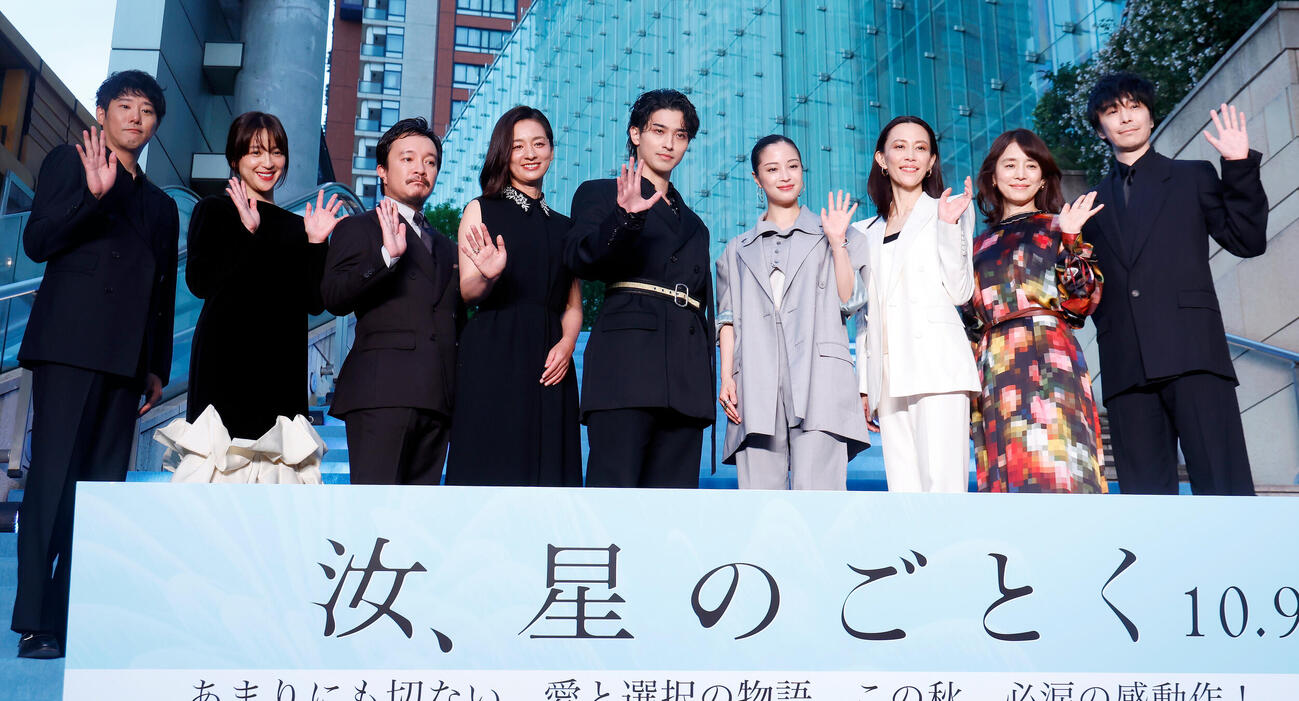 フォトセッションを行う登壇者。左から藤井道人監督、中村アン、濱田岳、尾野真千子、横浜流星、広瀬すず、木村佳乃、石田ゆり子、長谷川博己（撮影・山本朝陽）