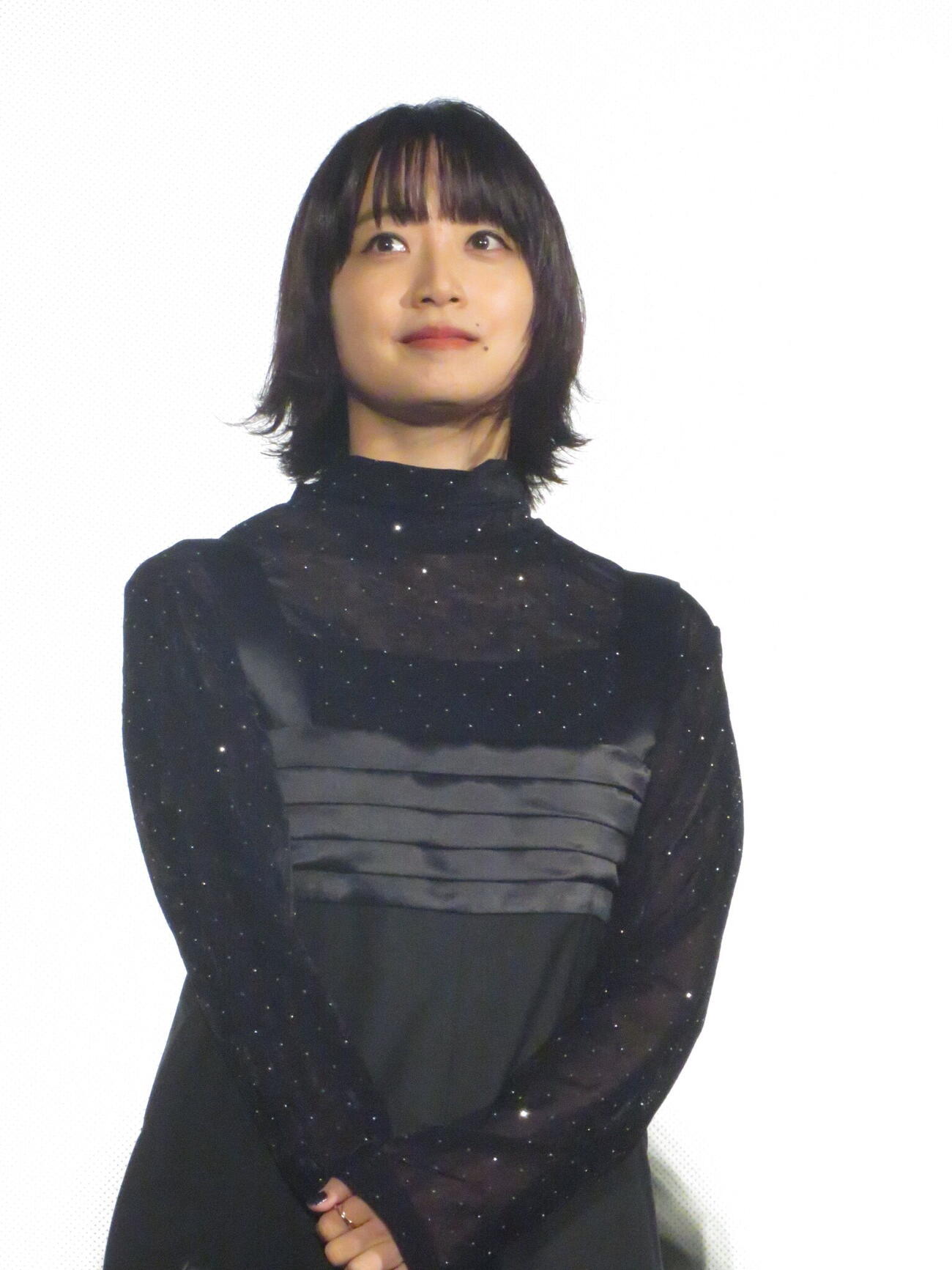 映画「逃げろお嬢さん」の完成披露上映会前に舞台あいさつを行った深川麻衣