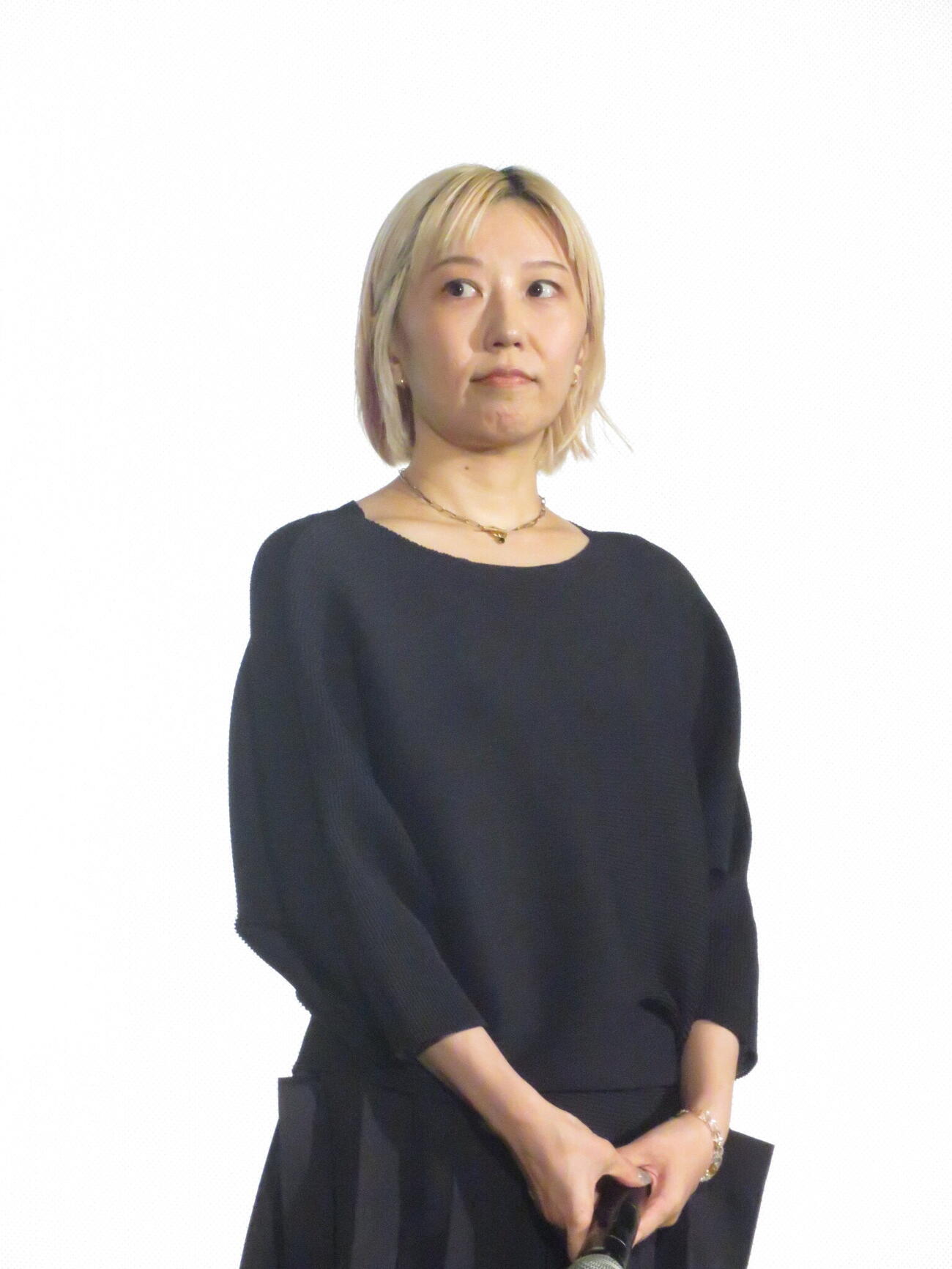 映画「逃げろお嬢さん」の完成披露上映会前に舞台あいさつを行った伊藤ちひろ監督