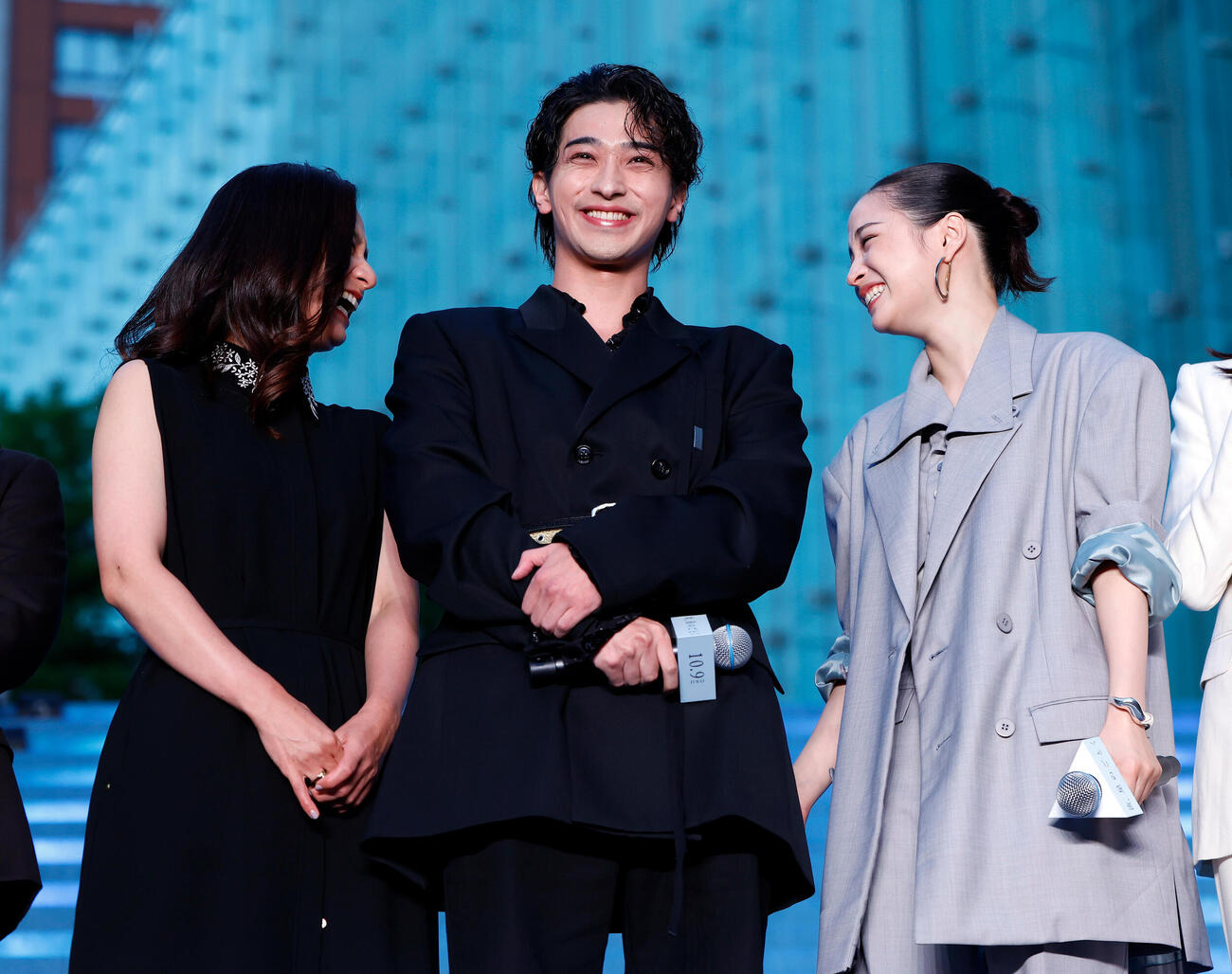 ブルーカーペットに登壇し、笑顔を見せる、左から尾野真千子、横浜流星、広瀬すず（撮影・山本朝陽）