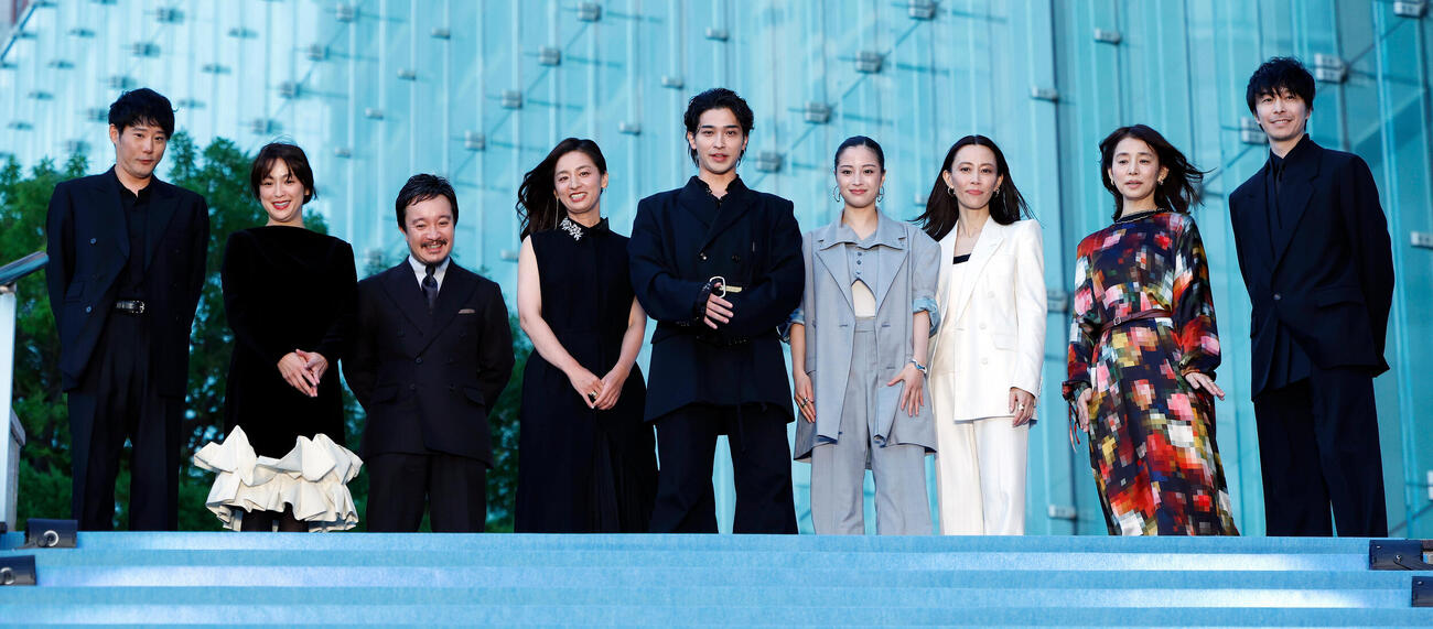 ブルーカーペットに登壇した、左から藤井道人監督、中村アン、濱田岳、尾野真千子、横浜流星、広瀬すず、木村佳乃、石田ゆり子、長谷川博己（撮影・山本朝陽）