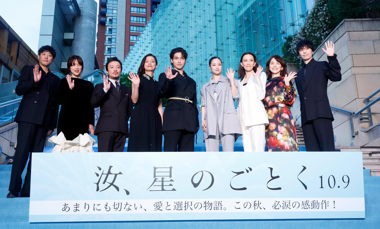 フォトセッションを行った登壇者、左から藤井道人監督、中村アン、濱田岳、尾野真千子、横浜流星、広瀬すず、木村佳乃、石田ゆり子、長谷川博己（撮影・山本朝陽）