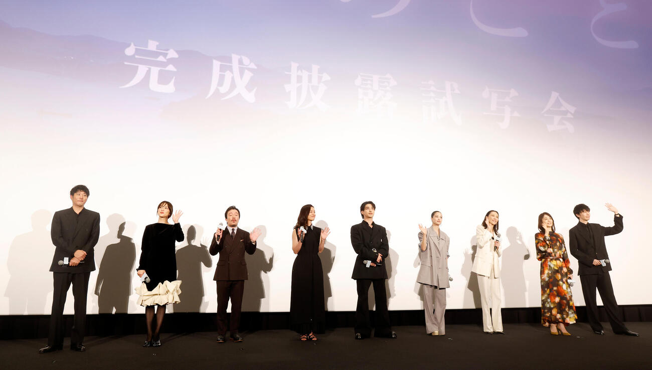 舞台あいさつに登壇した、左から藤井道人監督、中村アン、濱田岳、尾野真千子、横浜流星、広瀬すず、木村佳乃、石田ゆり子、長谷川博己（撮影・山本朝陽）
