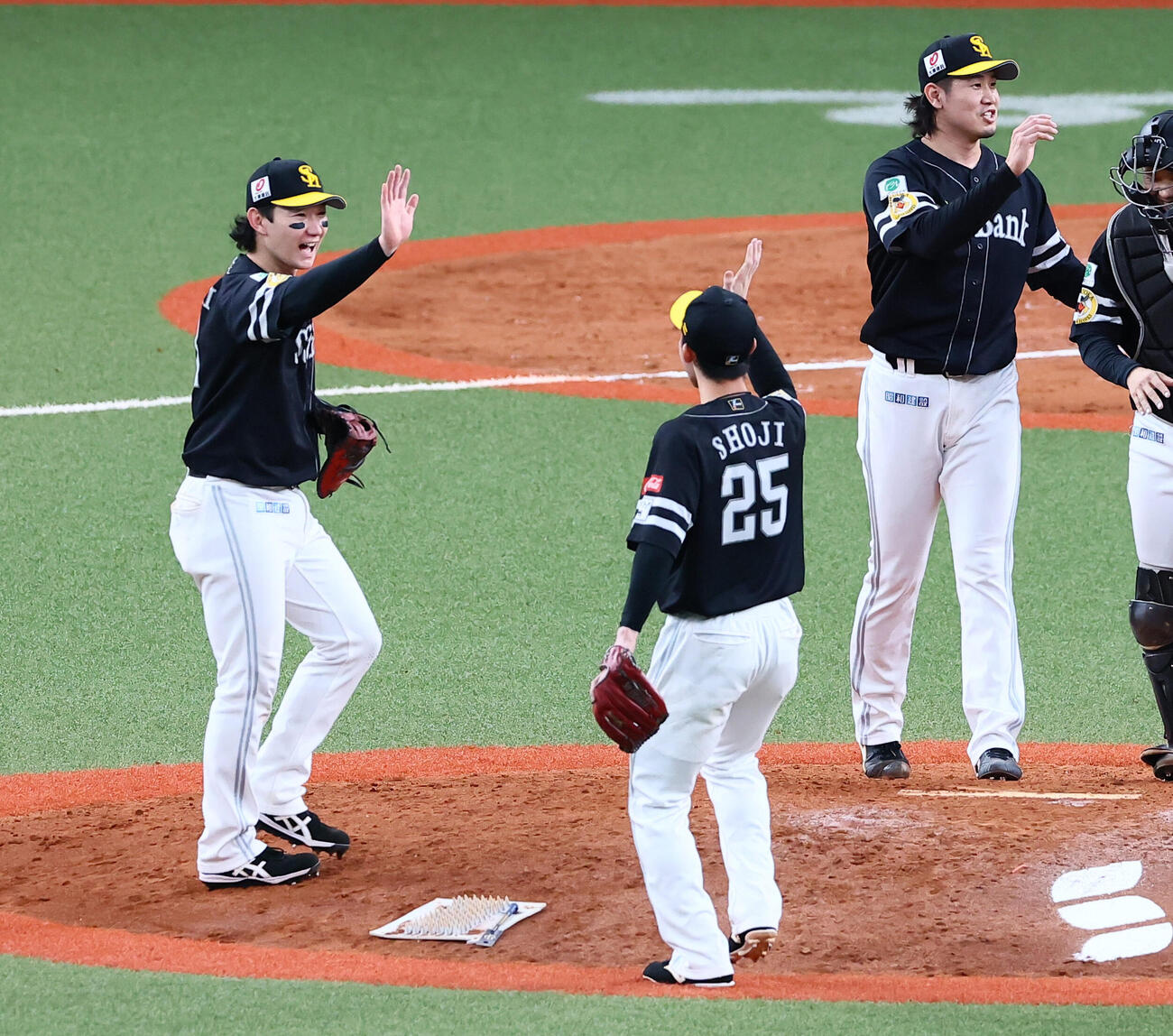 オリックス対ソフトバンク　オリックスに勝利してナインとタッチするソフトバンク正木智也（左）(撮影・加藤哉）