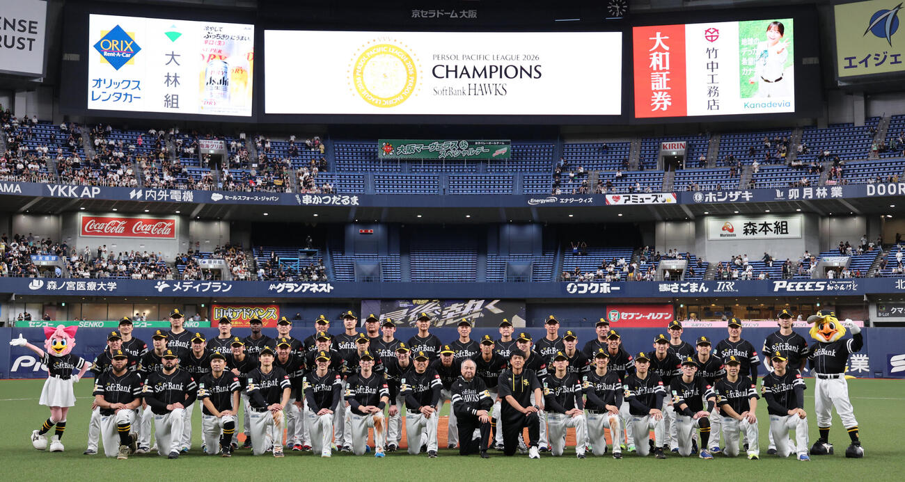 パリーグ優勝を決め、記念写真に納まるソフトバンクナイン（撮影・西尾就之）