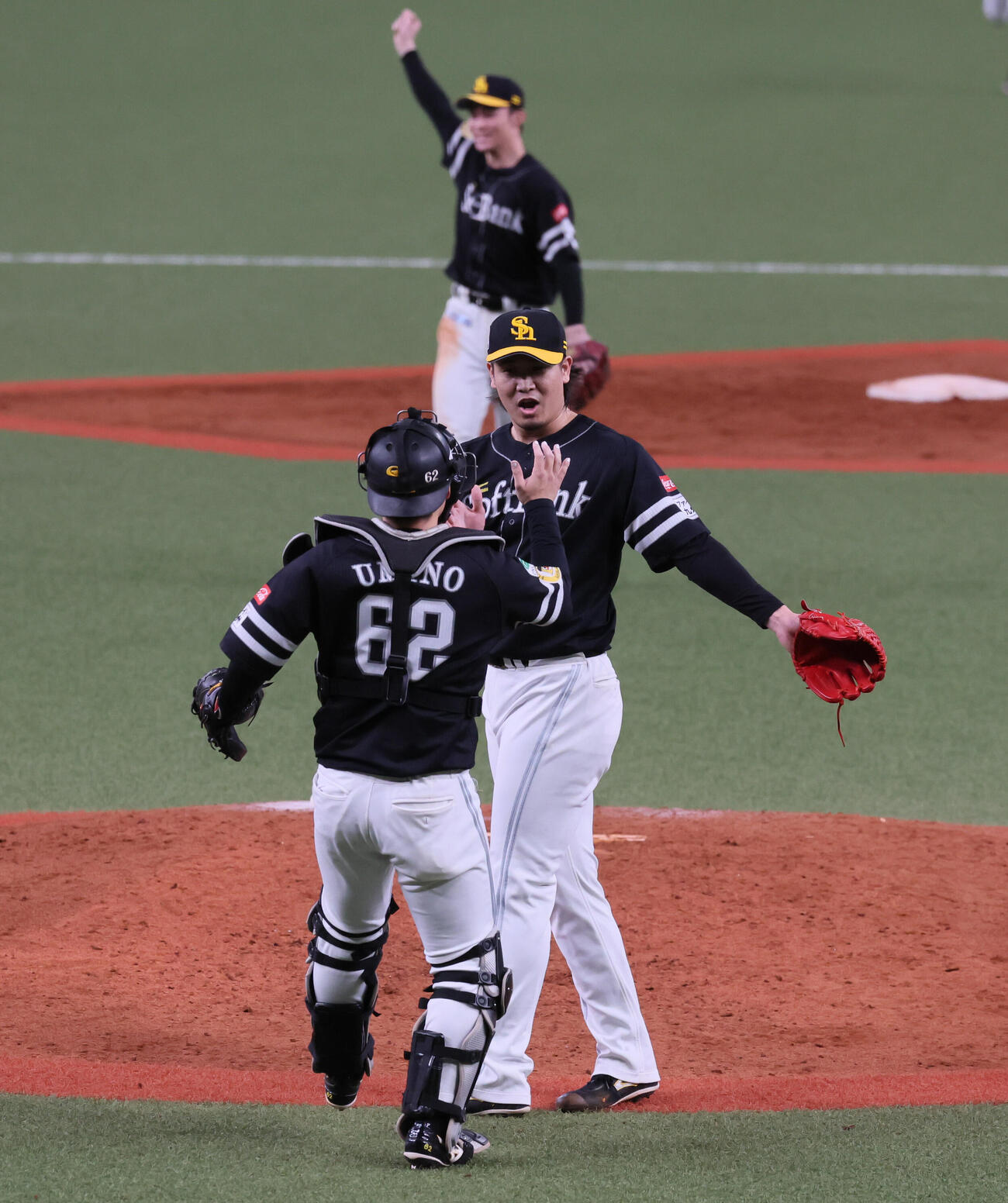 オリックス対ソフトバンク　優勝を決めて駆け寄る杉山一樹と海野隆司（手前）ら（撮影・宮崎幸一）