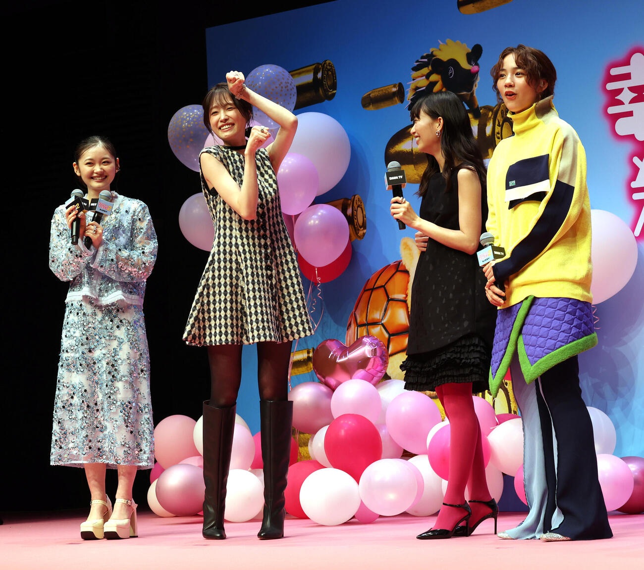 「幸せカナコの殺し屋生活2」のイベントに登場した、ミッションの「がんばりき」ポーズを決める髙橋ひかる。左から鈴川紗由、1人おいて森川葵、のん（撮影・水谷安孝）