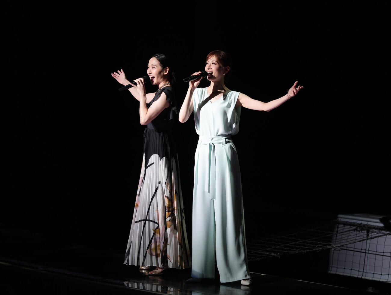 エリザベート前夜祭に出演した明日海りお（右）と蘭乃はな
