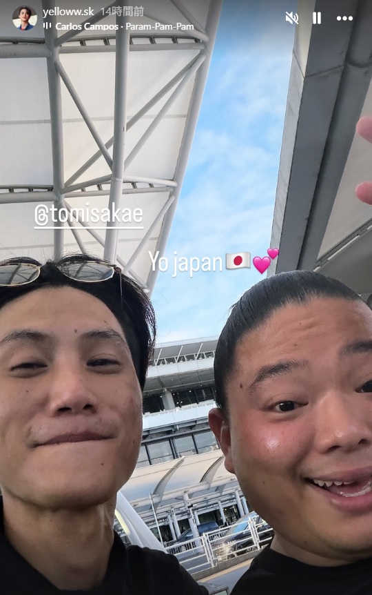チョッキーを成田空港で出迎えるドラム（OHMのインスタから）
