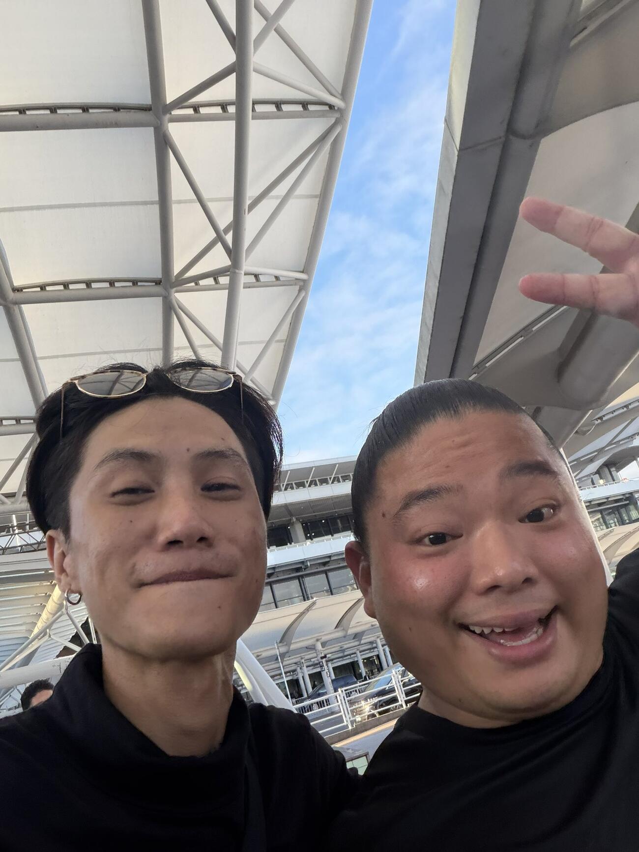 チョッキーを成田空港で出迎えるドラム（OHMのXから）
