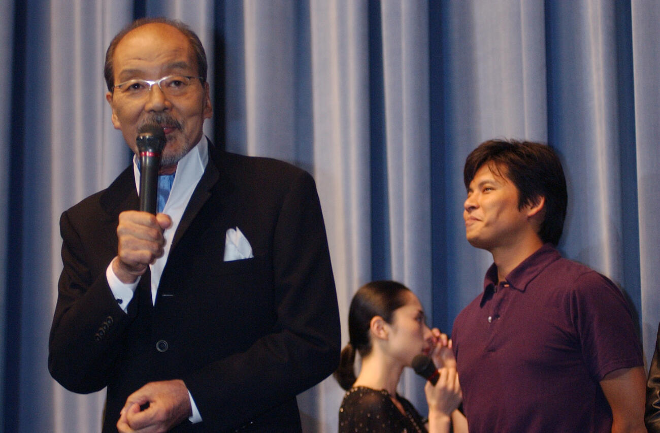 03年7月　映画「踊る大捜査線」初日あいさつで、いかりや長介さん（左）の復帰に涙ぐむ深津絵里。右は織田裕二