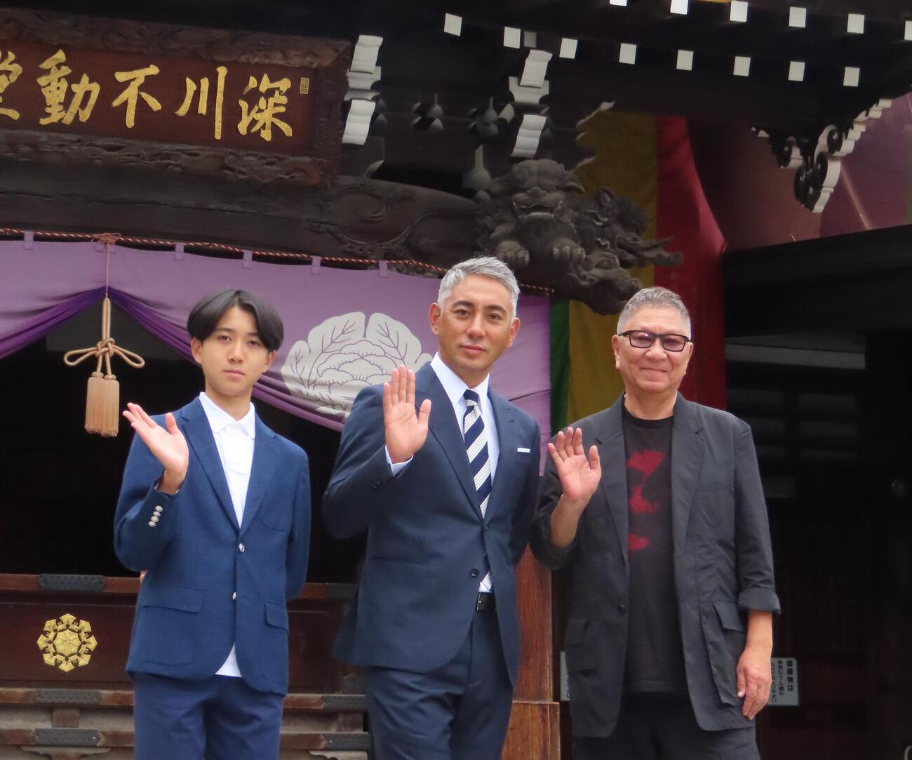 映画「襲名」のヒット祈願を行った、左から市川新之助、市川團十郎、三池崇史監督