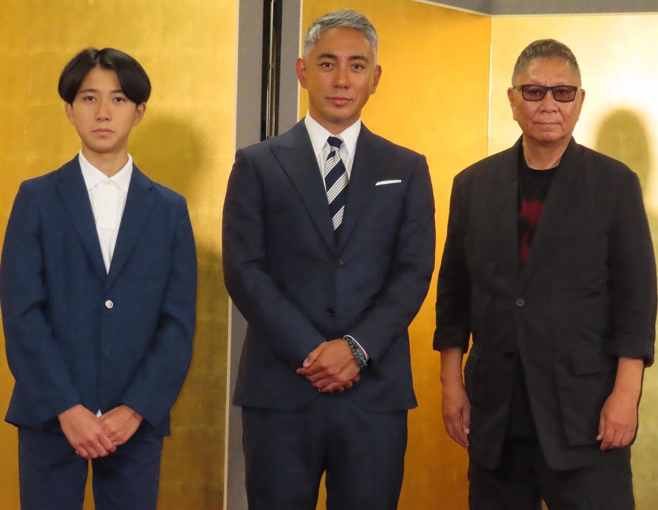 映画「襲名」のヒット祈願後取材に応じる、左から市川新之助、市川團十郎、三池崇史監督