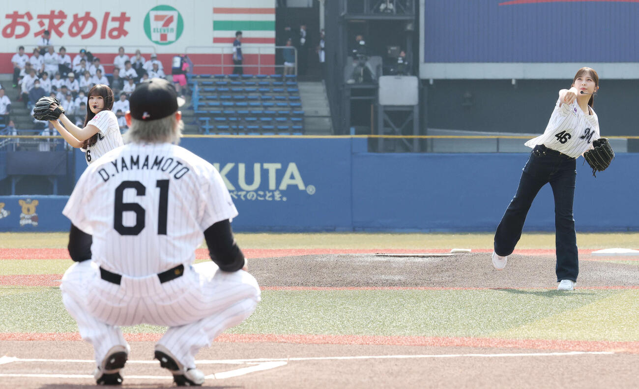 ロッテ対西武　試合前、セレモニアルピッチを務める乃木坂野球部の小川彩（左）と柴田柚菜（2026年3月撮影）