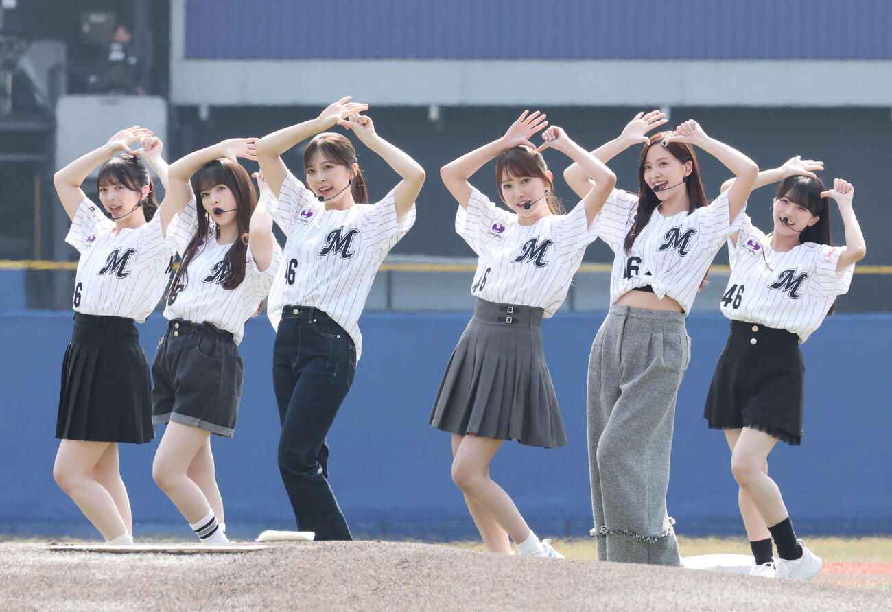 ロッテ対西武　試合前、パフォーマンスする乃木坂野球部、左から長嶋凛桜、小川彩、柴田柚菜、黒見明香、金川紗耶、瀬戸口心月（2026年3月撮影）