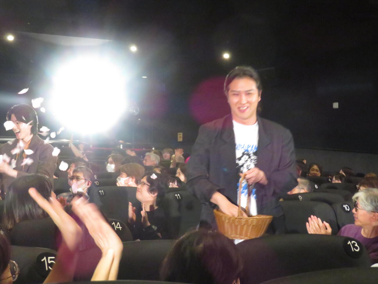 映画「八つ墓村」初日舞台あいさつで桜の花びらをまく尾上松也（撮影・村上幸将）