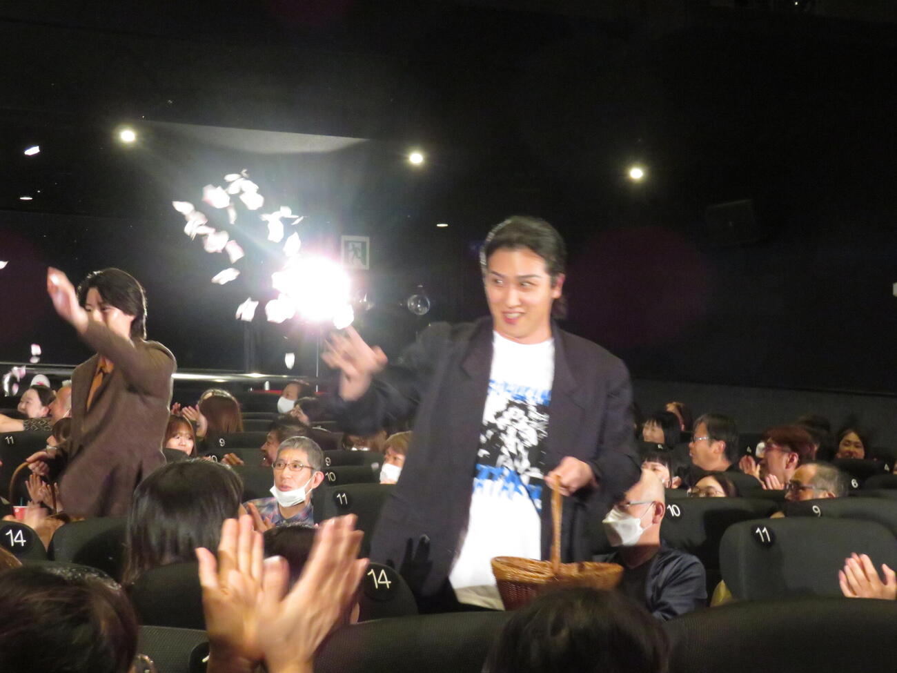 映画「八つ墓村」初日舞台あいさつで桜の花びらをまく尾上松也（撮影・村上幸将）
