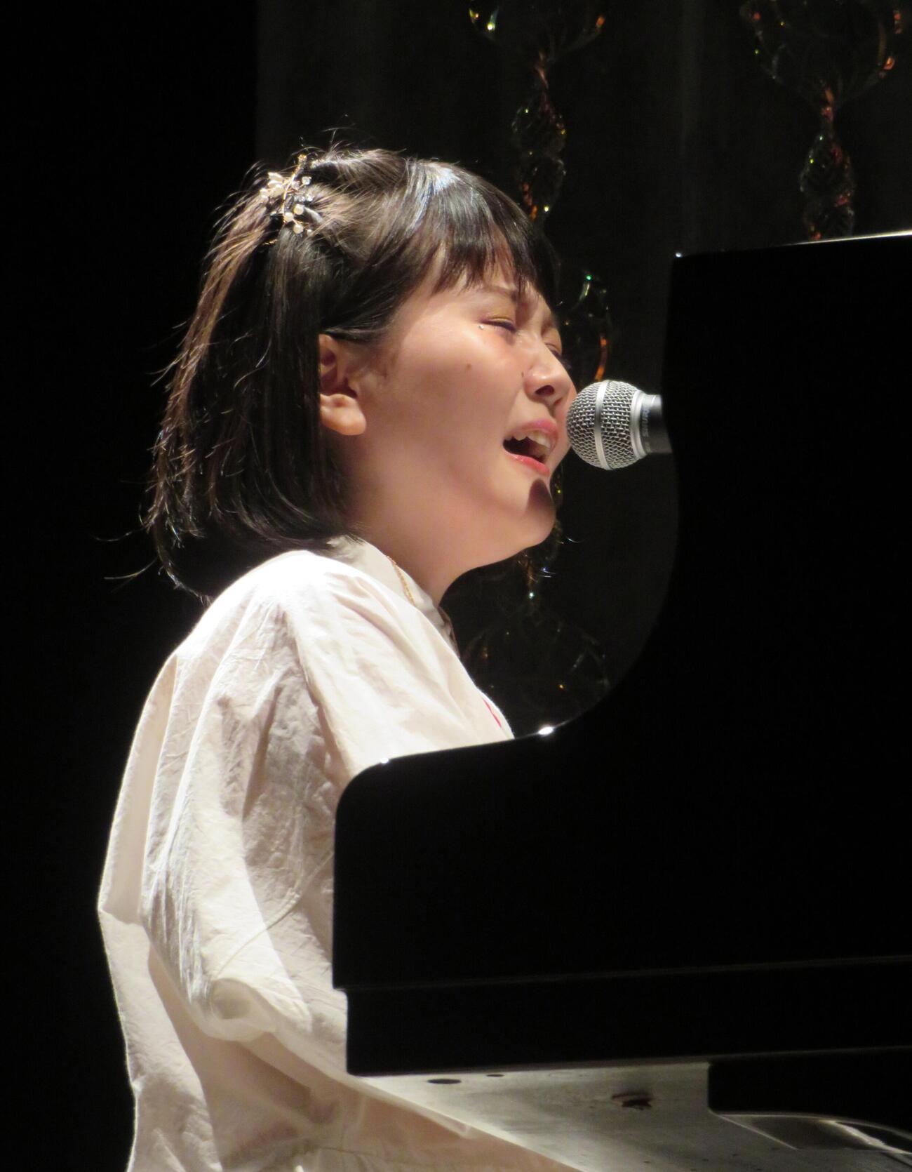 コンサートで熱唱する佐藤ひらり（撮影・松本久）