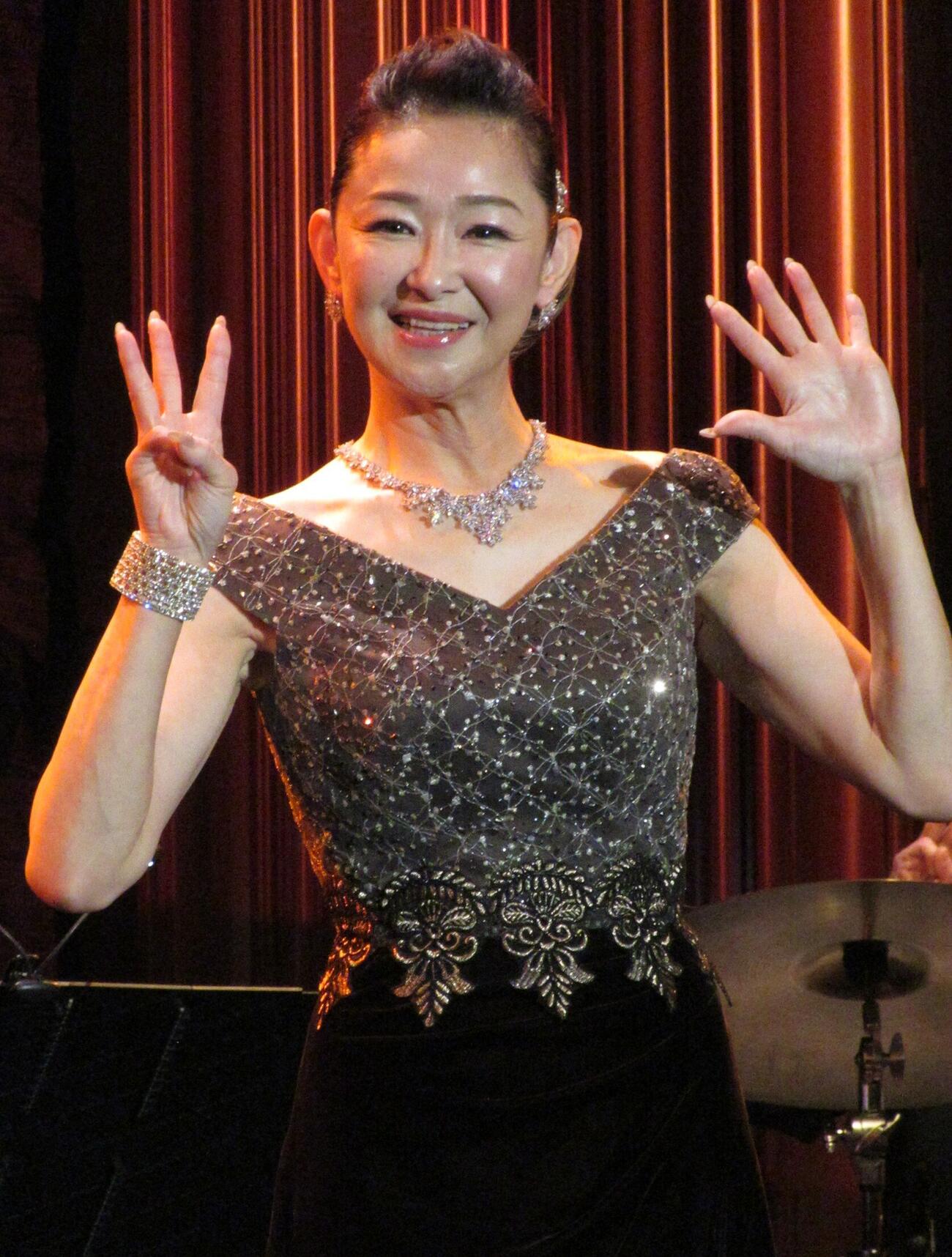 デビュー35周年の3と5を指で表す大石まどか