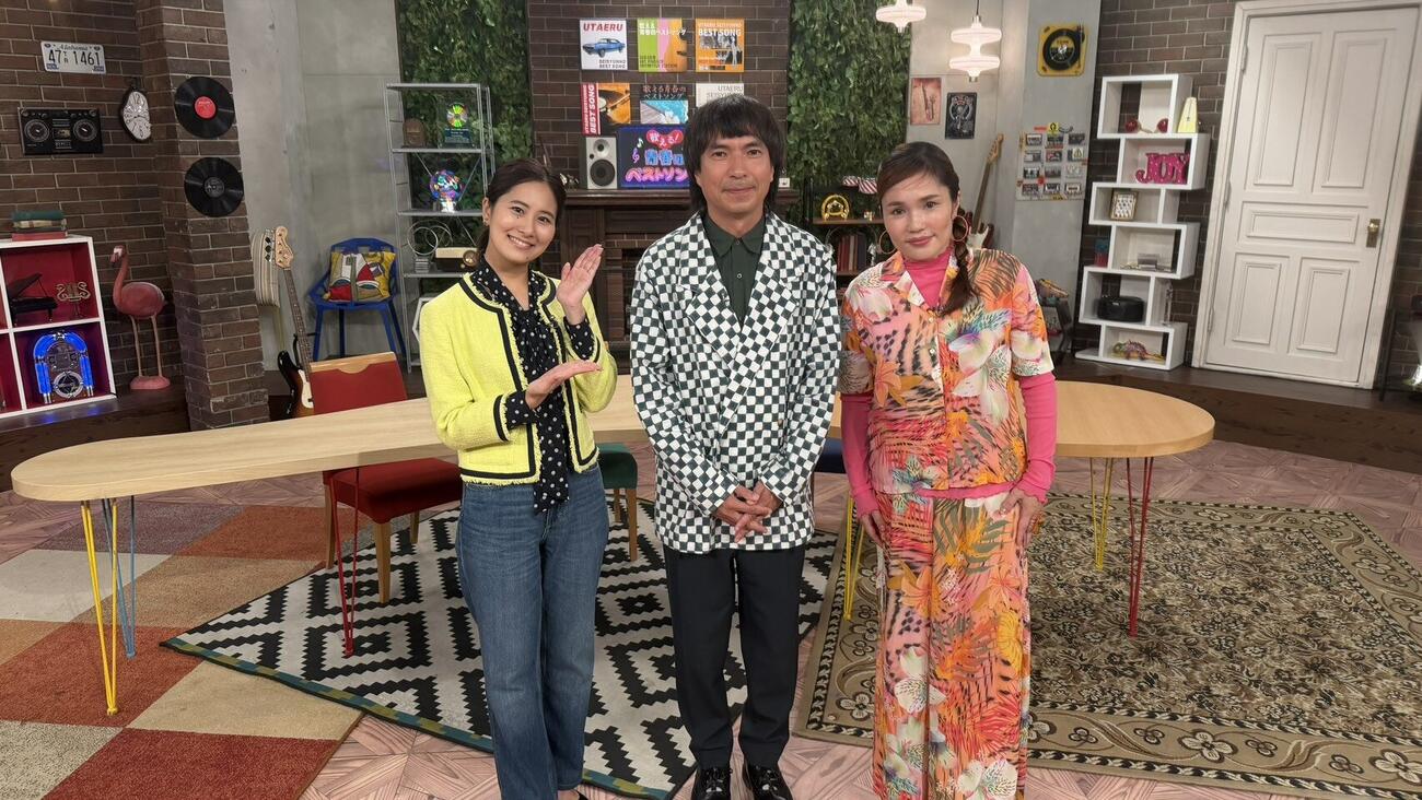NHK BS［歌える！青春のベストソング」に出演する、左から宮本真智アナウンサー、ふかわりょう、平野ノラ