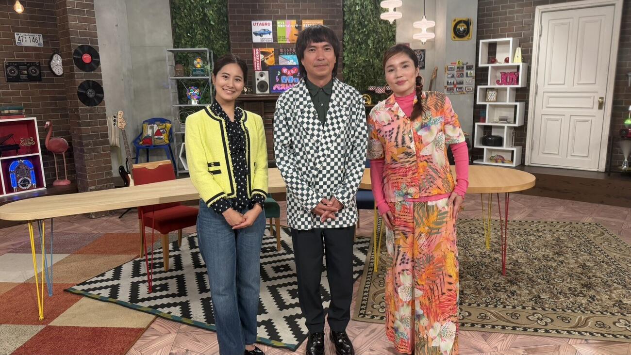 NHK BS［歌える！青春のベストソング」に出演する、左から宮本真智アナウンサー、ふかわりょう、平野ノラ