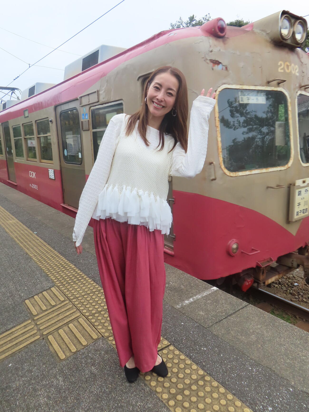 BS－TBS「熊切あさ美のレトロぶらり旅」のロケで銚子電鉄の「ナウル共和国」駅を訪れた熊切あさ美
