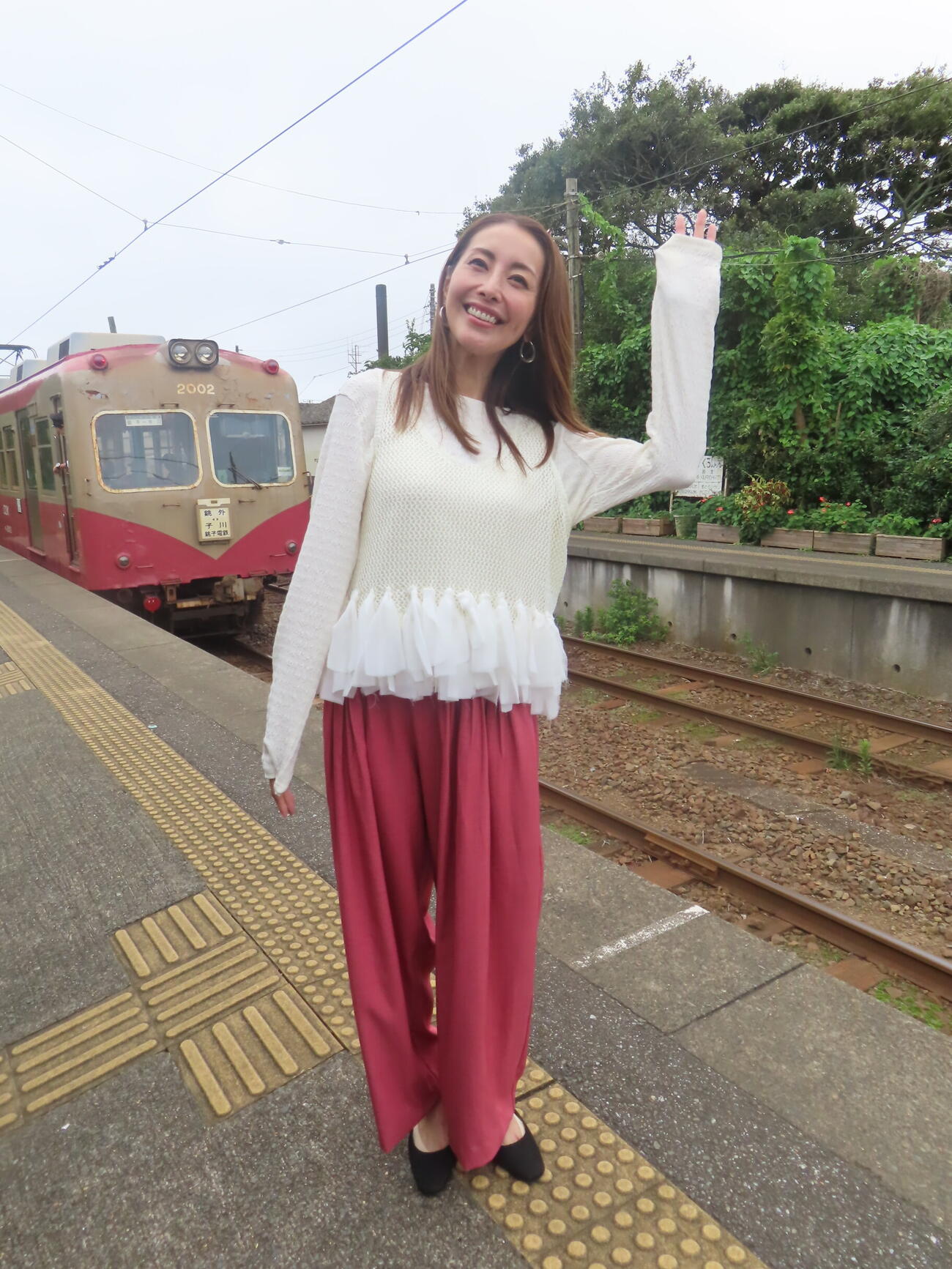 BS－TBS「熊切あさ美のレトロぶらり旅」のロケで銚子電鉄の「ナウル共和国」駅を訪れた熊切あさ美
