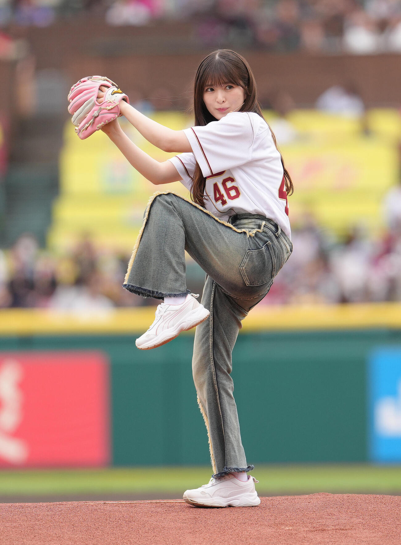 2026年8月6日、ソフトバンク対日本ハムの試合前、ミニライブを披露する乃木坂野球部のメンバーたち