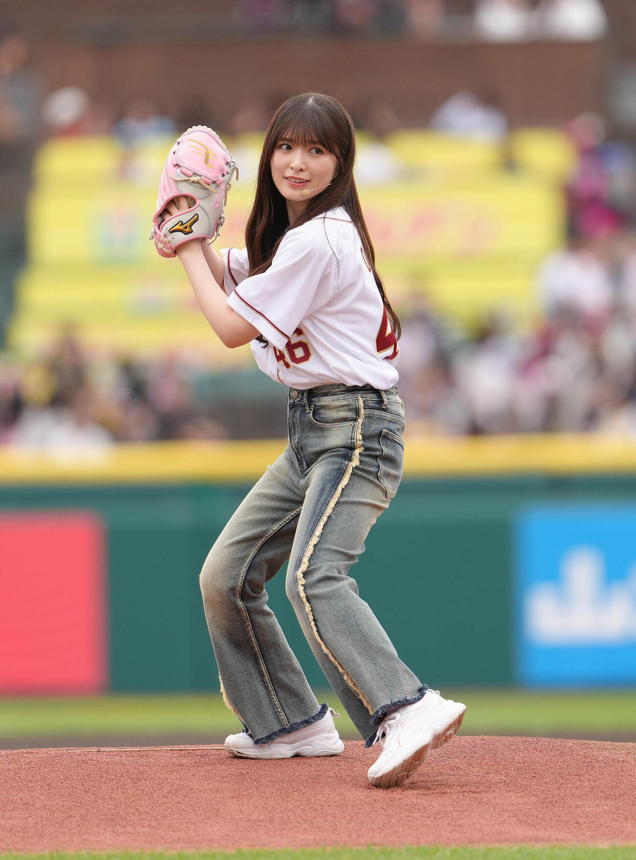 楽天対ソフトバンク　セレモニアルピッチを行う乃木坂野球部の小川彩（撮影・足立雅史）